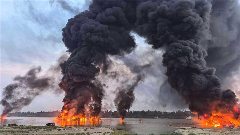 Zahlreiche Schiffe gingen in Flammen auf.