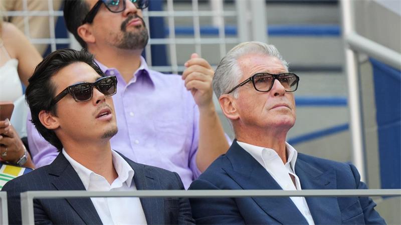Zahlreiche Stars wie der frühere James-Bond-Darsteller Pierce Brosnan schauten auf der Tribüne zu. 