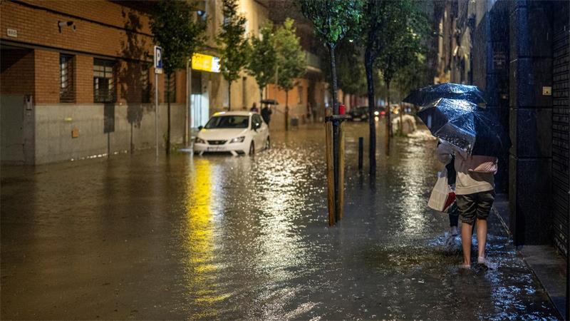 Zahlreiche Straßen im Großraum von Barcelona wie hier in Bellvitge standen unter Wasser. 