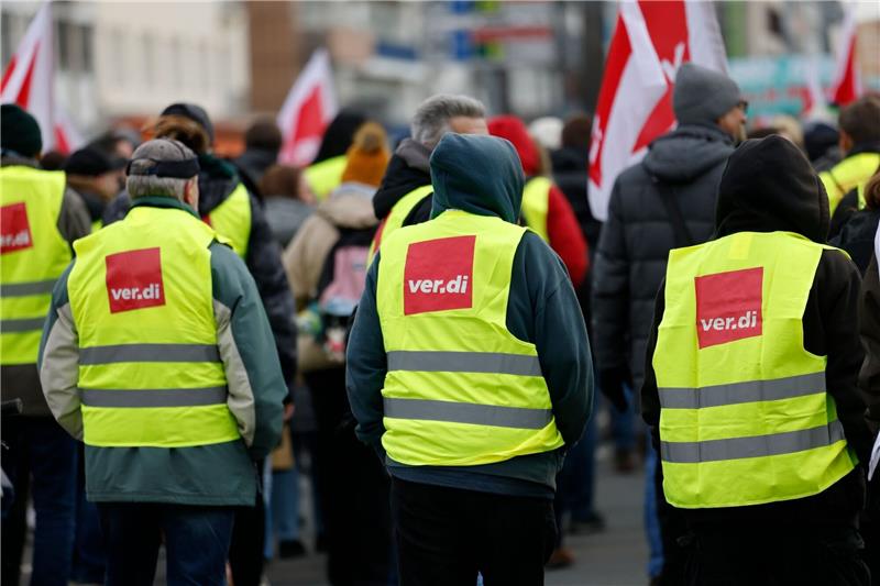 Warnstreiks eskalieren - Verdi legt Nahverkehr lahm Zahlreiche Streikende des öffentlichen Dienstes mit gelben Verdi-Warnwesten in der Wuppertaler Innenstadt.