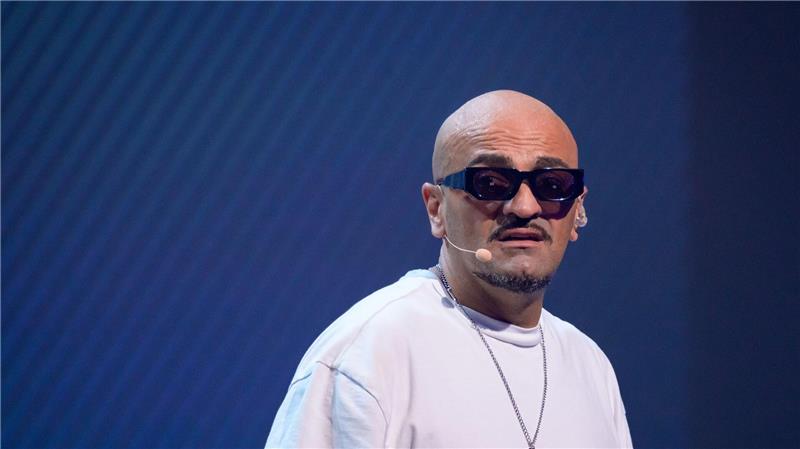 „Wahre Deutschrap-Legende“ - Rapper Xatar tot aufgefunden Zahlreiche Szenegrößen in den sozialen Medien meldeten sich zu Wort, um ihre Trauer und Fassungslosigkeit über Xatars Tod mit ihren Fans zu teilen.