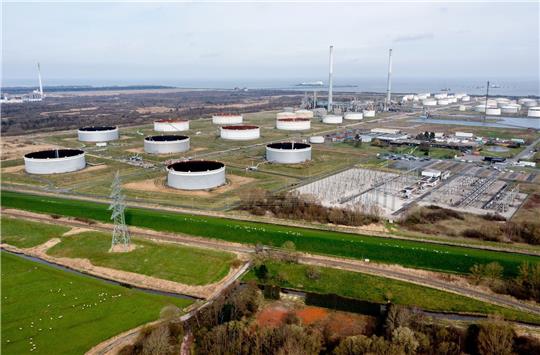 Zahlreiche Tankanlagen stehen auf dem Gelände einer Umschlaganlage von HES International am Jadebusen.