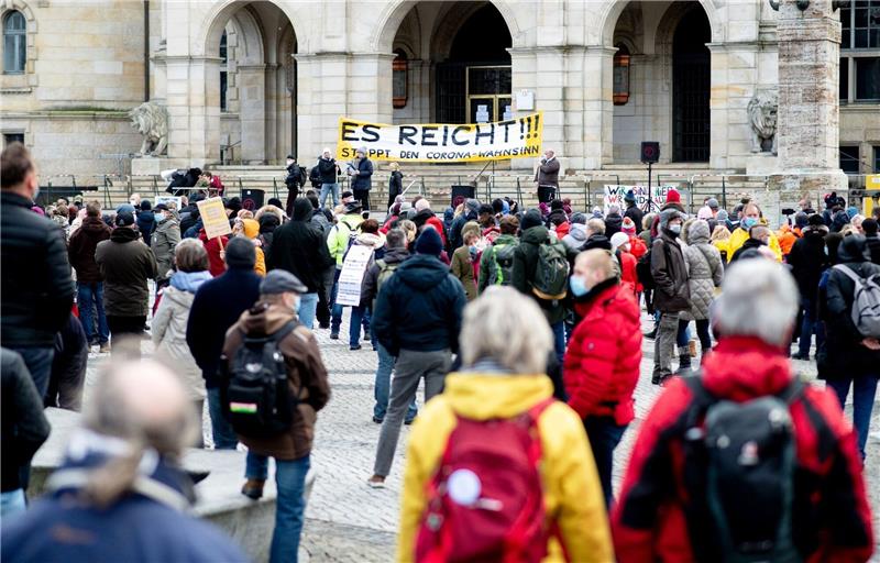 Zahlreiche Teilnehmende stehen während einer Demo der Bewegung «Es reicht!» auf dem Trammplatz.