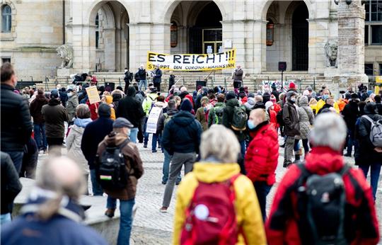 Zahlreiche Teilnehmende stehen während einer Demo der Bewegung «Es reicht!» auf dem Trammplatz.