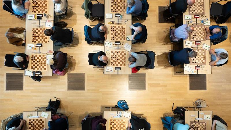 Zahlreiche Teilnehmer spielen im Rahmen des Deutschen Schachgipfels 2026 im Congress Center Dresden Schach.