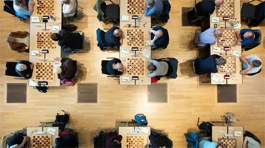 Zahlreiche Teilnehmer spielen im Rahmen des Deutschen Schachgipfels 2026 im Congress Center Dresden Schach.