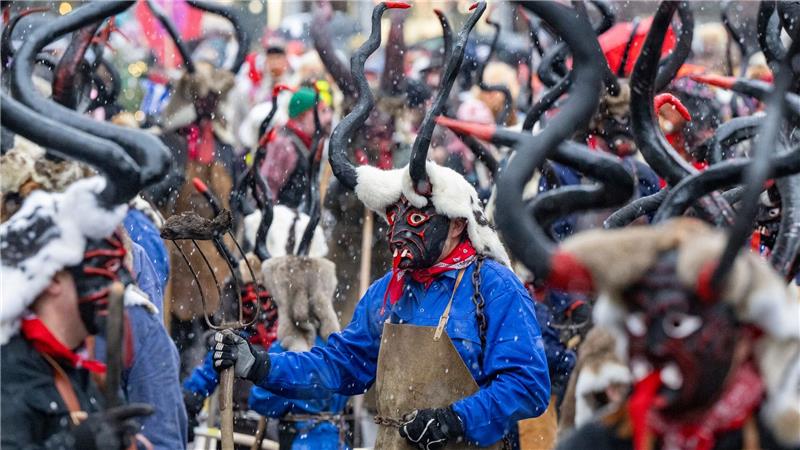 Zahlreiche Teufel aus einer uralten Tradition sind unterwegs beim traditionellen Sühudi Umzug anlässlich der Fasnacht in Einsiedeln.