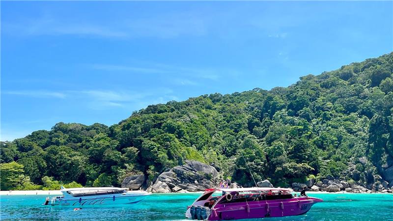 Trauminseln in Thailand schließen für fünf Monate Zahlreiche Touristenboote steuern täglich die Similan Islands in der Andamanensee an. (Archivbild)