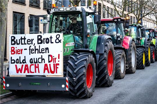 Zahlreiche Traktoren stehen in der Bremer Überseestadt bei einer Demonstration von Bauern.