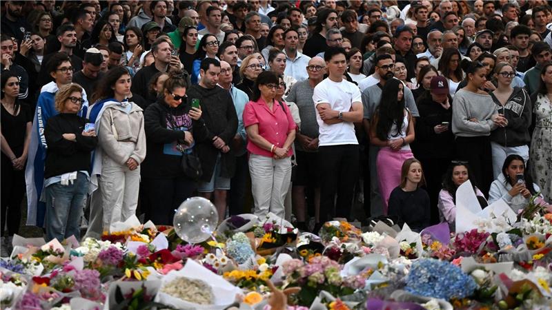 Zahlreiche Trauernde nehmen an einer Mahnwache an einer Gedenkstätte in Bondi Beach in Sydney teil