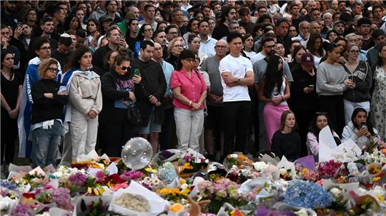 Zahlreiche Trauernde nehmen an einer Mahnwache an einer Gedenkstätte in Bondi Beach in Sydney teil
