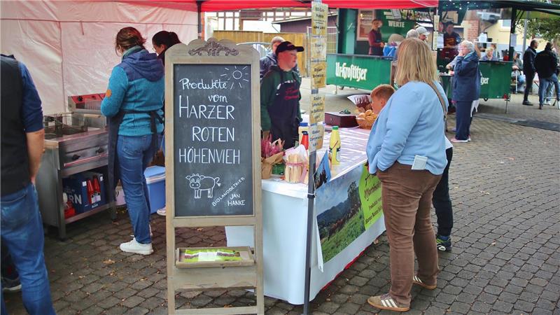 Zahlreiche Waren werden angeboten, wie hier beispielsweise Regionales vom Harzer Höhenvieh.