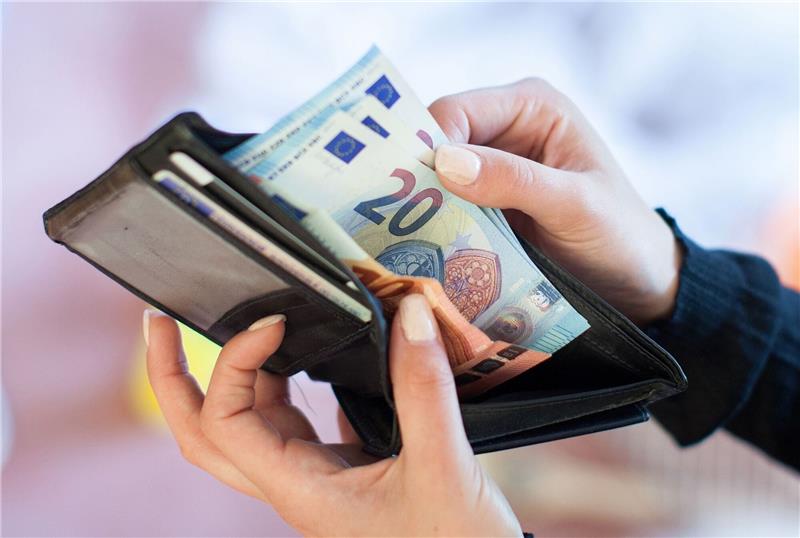 Was bleibt 2024 im Geldbeutel? Zahlreiche Wirtschaftsforschungsinstitute rechnen 2024 mit einer deutlichen Abschwächung der Inflation. (Illustration)