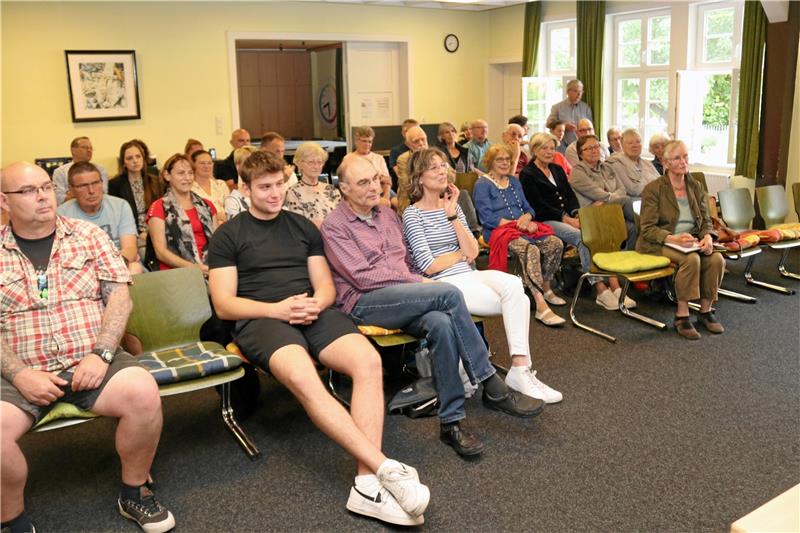 Zahlreiche Zuhörer lauschen dem Vortrag und diskutieren mit dem Autor. Foto: Hartmann