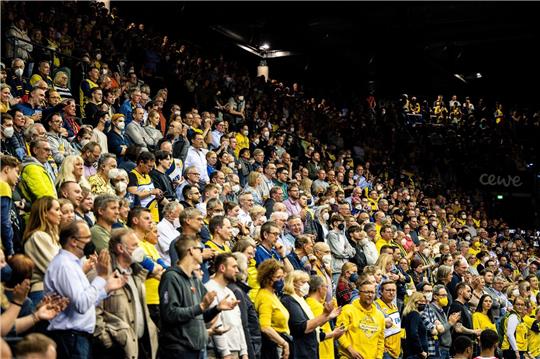 Zahlreiche Zuschauer sind beim letzten Heimspiel des EWE Baskets Spielers Rickey Paulding in der EWE-Arena.