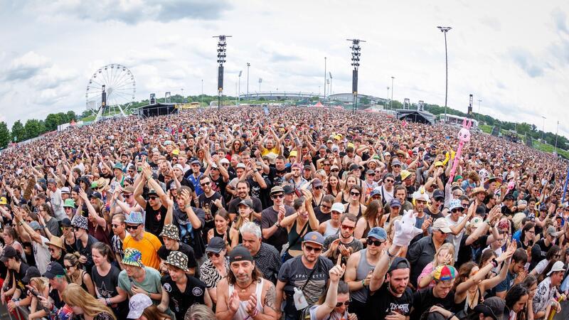 Positive Bilanz bei Rock im Park und Rock am Ring Zahlreiche Zuschauer verfolgen ein Konzert beim Open-Air-Festival „Rock im Park“.