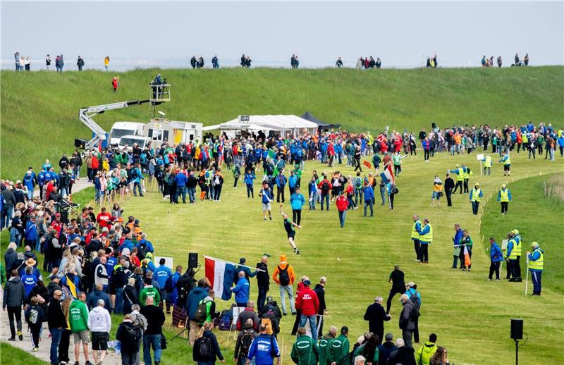 EM im Boßeln: Friesensportler hoffen auf Nachwuchs Zahlreiche Zuschauer verfolgen einen Wettkampf mit der sogenannten Hollandkugel bei der Europameisterschaft im Boßeln und Klootschießen.