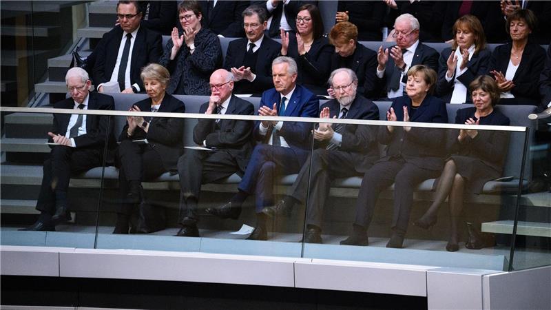 Zahlreiche frühere Spitzenpolitiker erweisen Süssmuth die letzte Ehre