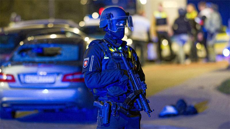 Auto fährt in Menschengruppe - mit Schüssen gestoppt Zahlreiche, teils schwer bewaffnete Einsatzkräfte waren vor Ort.