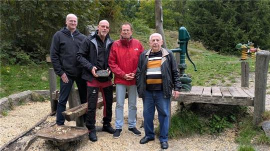 Zahnarzt Dr. Johannes-Josef Engelke (3.v.l.) sowie Jens Pfeiffer, Rainer Wiedemann und Udo Künstel aus dem Vorstand vom Förderverein des Robinsonspielplatzes beraten sich, wofür sie die 4000-Euro-Spende verwenden.