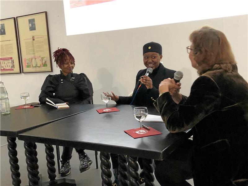 Schwarze Frauen abseits von Dschungelromantik Zandile Tshabalala (Mitte) beantwortet die Fragen ihrer Tutorin Donna Kukama (li.) und die von Übersetzerin Dagmar Mönnecke-Koroma (re.). Foto: Kammer