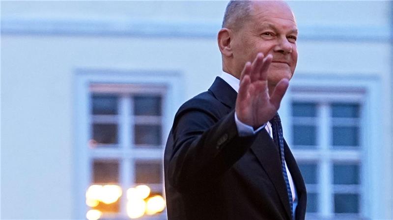 „Respect“ am Schluss - Drei Lieder für Scholz zum Abschied Zapfenstreich für den scheidenden Kanzler. (Archivbild)