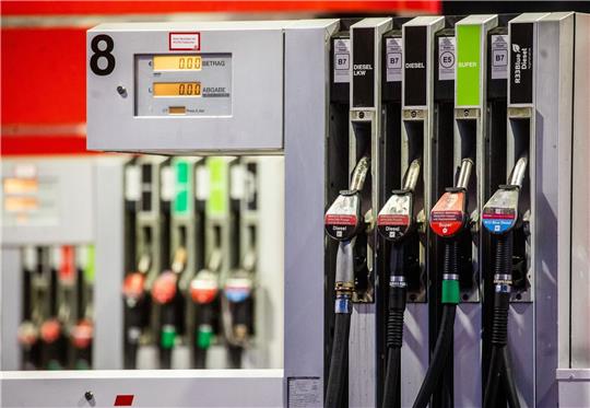 Zapfsäulen an einer Tankstelle: Die Spritpreise sind wieder nach oben gegangen.