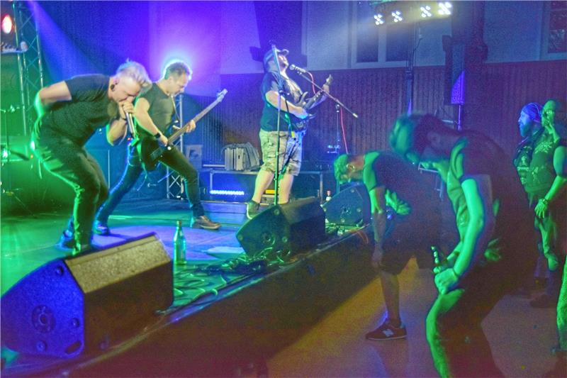 Volle Hütte beim „5. Metal-Feast“ in Göttingerode Zappenduster ist das DGH in Göttingerode am Samstagabend nicht: Die gleichnamige Band rockt beim „5. Metal-Feast“ gemeinsam mit zwei weiteren Bands. Fotos: Neumann