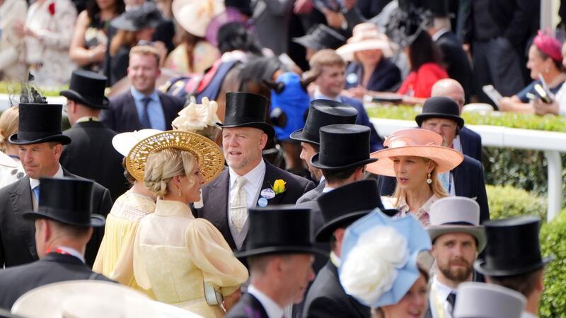 Exzentrische Hüte: Britinnen feiern in Ascot Zara Tindall, Tochter von Prinzessin Anne, kommt mit ihrem Mann Mike Tindall zum Pferderennen.