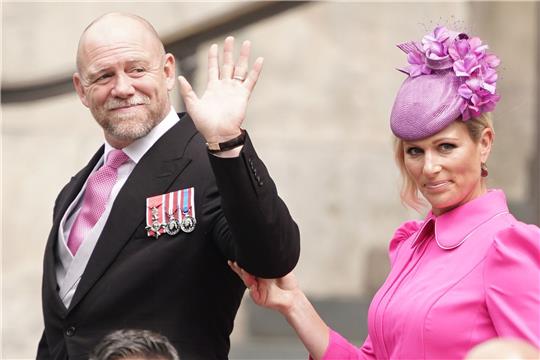Zara Tindall (r), die Tochter von Prinzessin Anne und Nichte von König Charles und ihr Ehemann Mike Tindall in London.