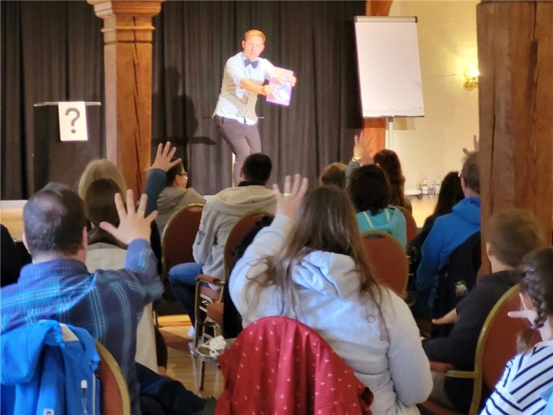 Bad Harzburgs „Leseprinzen“ sind wieder im Einsatz Zauberer Felix Wohlfahrt unterhält die Kinder und ihre Familien während der Krönungsfeier 2022 mit einem kurzweiligen Programm, Zaubertricks mit einer gehörigen Prise Humor. Foto: GZ-Archiv