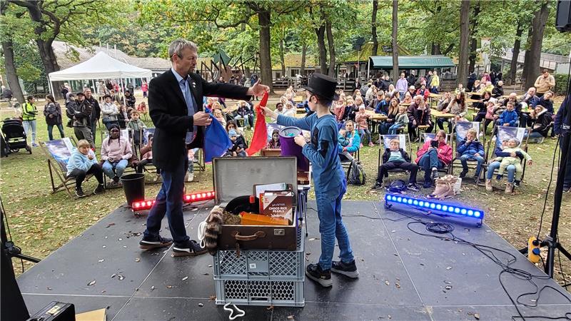 Zauberer Micha und sein Assistent Anton füllen einen von mehreren Programmpunkten.