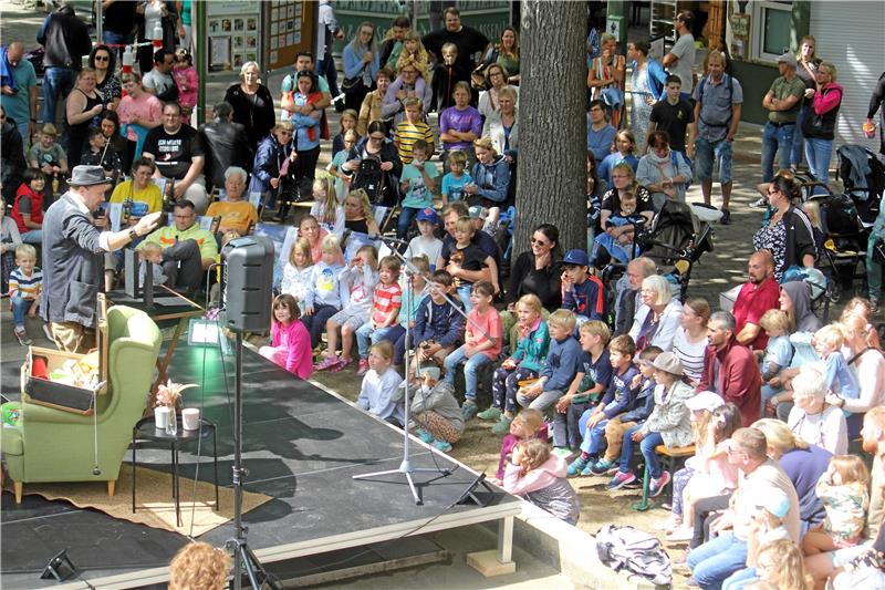 Zauberer Voßi aus Braunschweig unterhält sein Publikum beim Sommerfest im Kurpark mit magischen Ablenkungsmanövern.  Fotos: Nachtweyh(6)/Privat
