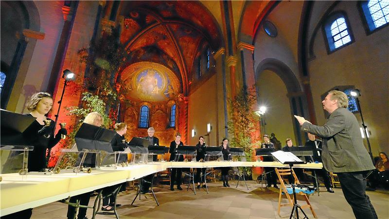 Zauberhaftes Klingeln und Läuten: Zum Pfingstsamstag gibt es in der Neuwerk-Kirche sogar ein Weihnachtslied vom Seesener Handglockenchor. Fotos: Zietz/Hartmann