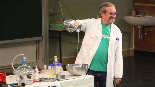 Zaubern kann der Biochemiker Oliver Grammel auch: Das Wasser in seiner Kanne wird einfach nicht leer.