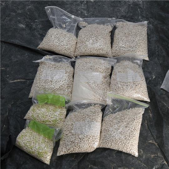 Größtes Captagon-Tabletten-Labor Deutschlands ausgehoben Zehn Beutel mit Amphetamin-Tabletten.