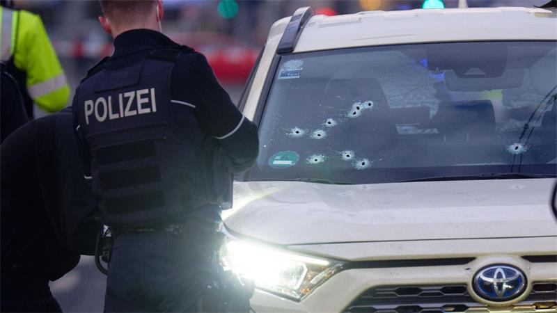 Zehn Einschusslöcher: Das Taxi am Tatort. (Archivbild)