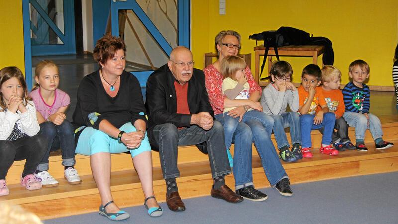 Die Kita Martin Luther feiert ein ganz besonderes Sommerfest Zehn Jahre Zeitreise zurück: Schon 2014 ist Sabine Hähle die Leiterin (li.) und gibt mit dem Vorsitzender Norbert Bengsch für die Kirchengemeinde das Signal für neue gemeinsame Zeiten.