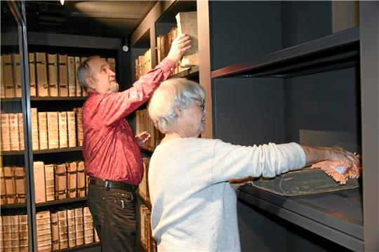 Zehn Jahre hat Helmut Liersch auf diesen Moment hingearbeitet: Jetzt kann der Beauftragte für die Marktkirchenbibliothek die Bücherschätze adäquat unterbringen. Ein Familienunternehmen: Imogen Liersch sorgt für staubfreie Regale.  Fotos: Kempfer