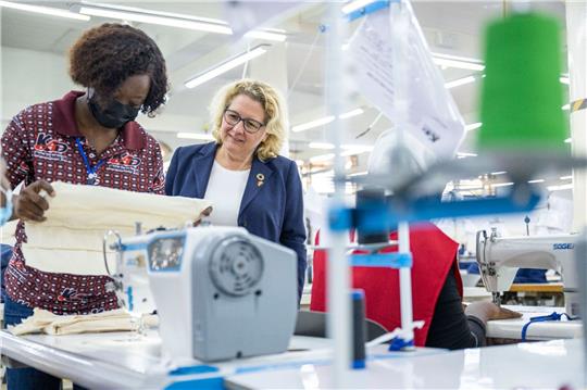 Zehn Jahre nach der Katastrophe von Rana Plaza in Bangladesch sieht Entwicklungsministerin Svenja Schulze (r, SPD) die weltweite Textilindustrie noch immer vor großen Herausforderungen.
