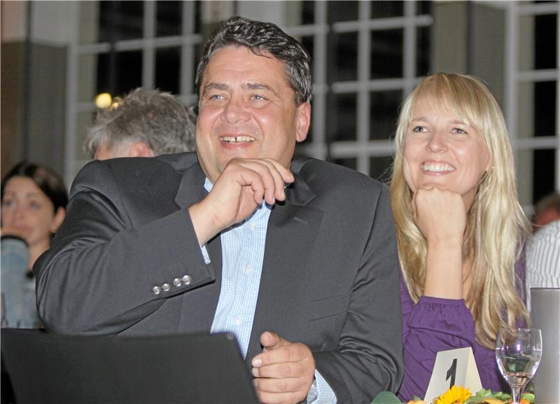 Zehn Jahre zurück: Seinen 50. Geburtstag feiert Sigmar Gabriel mit großem Bahnhof und rund 500 Gästen in der alten Schlosserei des Rammelsberges. An seiner Seite sitzt Dr. Anke Stadler, mit der er damals frisch liiert ist. Seit August 2012 sind beide verheiratet. Das Paar hat zwei Töchter – Marie (7) und Thea (2) – und wohnt in der Kleinsthofsiedlung bei Hahndorf.  Archivfotos: Epping, Kleine