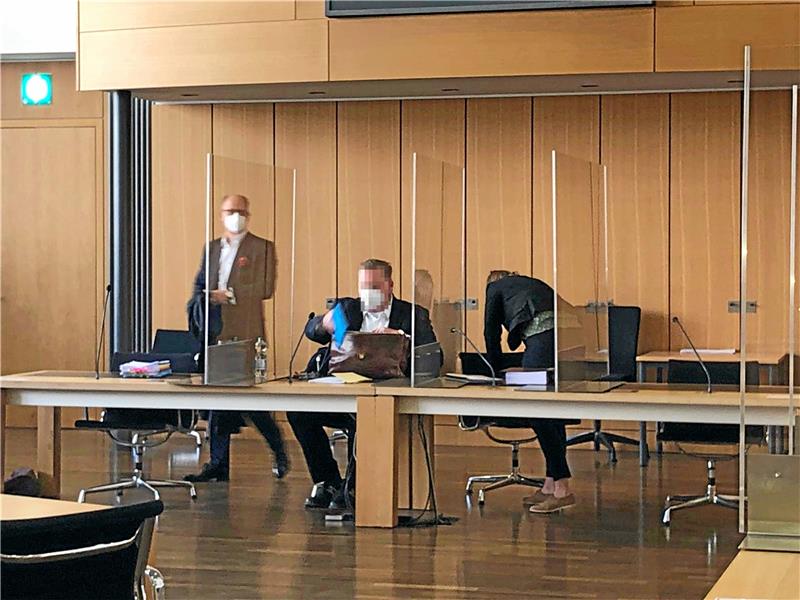 Zehn Verhandlungstage sind angesetzt, um die Untreue-Vorwürfe gegen Kai Schürholt (re.) aufzuklären. Er soll die Klosterkammer-Tochter Cellerar um mehr als 300.000 Euro geschädigt haben. Foto: Stade