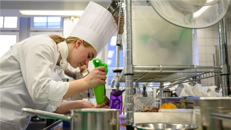 Zehn angehende Köchinnen und Köche nahmen an dem Wettbewerb teil.