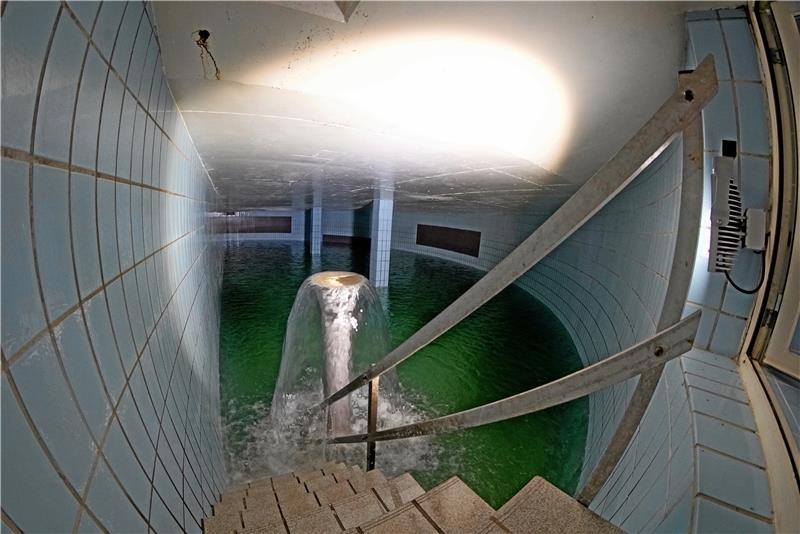 Zehn dieser Hochbehälter gibt es in beziehungsweise rings um Bad Harzburg. Dort hinein fließt das Wasser, das in den Brunnenstuben zusammenkommt. Diese Brunnen liegen in verschiedenen Quellgebieten, insgesamt gibt es davon rund 80 Stück.  Fotos: Schlegel