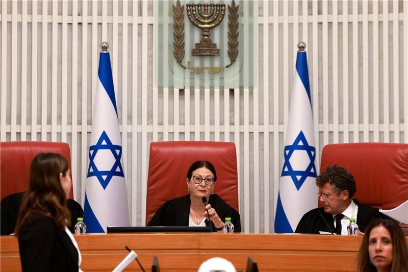 Amtsenthebungsgesetz: Israels Oberstes Gericht berät erneut Zehn weitere Richter nehmen neben der obersten Richterin Esther Chajut (M) an den Beratungen zu einem Amtsenthebungsgesetz teil.