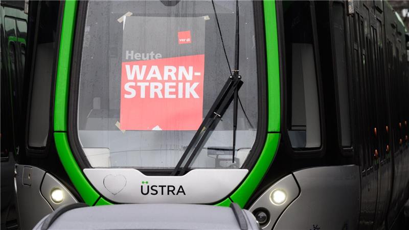 Zehntausende Besucher aus aller Welt werden zur Hannover Messe erwartet. Ausgerechnet zum Auftakt soll im Nahverkehr ein Warnstreik stattfinden. (Archivbild)