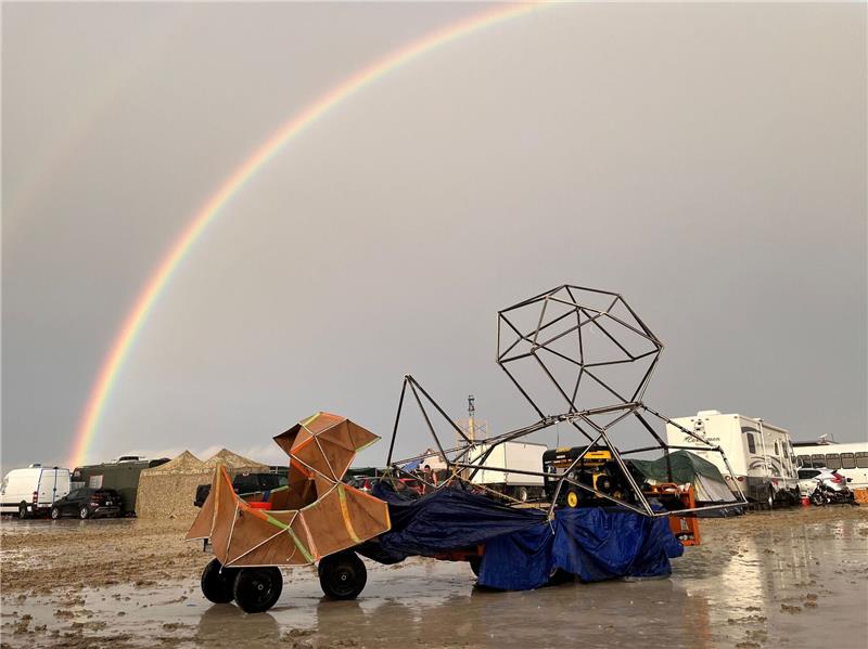 Festival „Burning Man” versinkt im Schlamm Zehntausende Besucher des Wüsten-Festivals «Burning Man» sitzen nach heftigen Regenfällen am Wochenende auf dem Gelände im US-Bundesstaat Nevada fest.