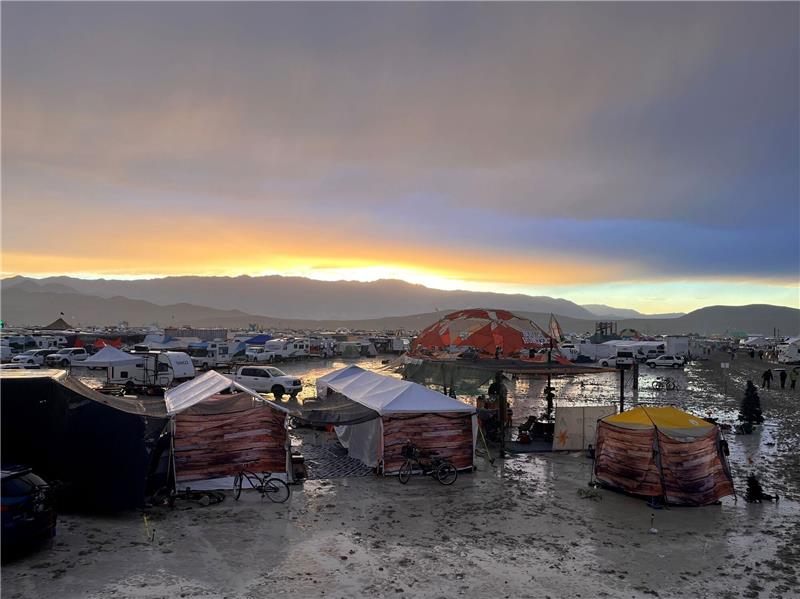 Zehntausende Besucher des Wüsten-Festivals «Burning Man» sitzen nach heftigen Regenfällen am Wochenende auf dem Gelände im US-Bundesstaat Nevada fest.