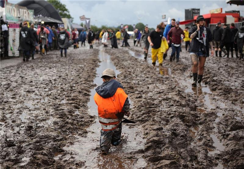 Metalfans feiern in Wacken, aber nicht alle dürfen rein Zehntausende Fans freuen sich auf den Wacken-Start. Doch Dauerregen hat das Gelände in Schlammfelder verwandelt.