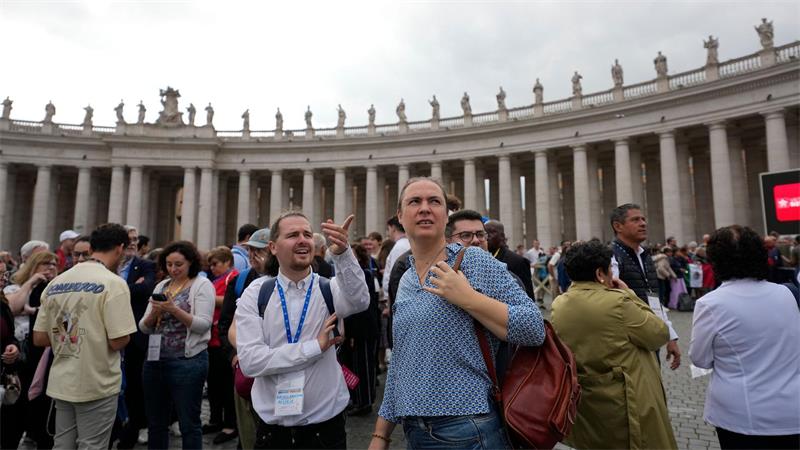 Zehntausende Gläubige versammelten sich auf dem Petersplatz im Vatikan zum Angelus-Gebet des Papstes.
